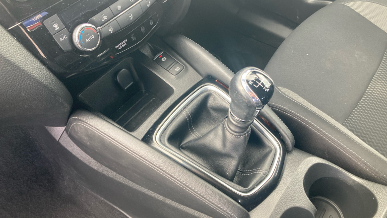 Nissan Qashqai 1.3 DiG-T Acenta Premium 5dr Petrol Hatchback